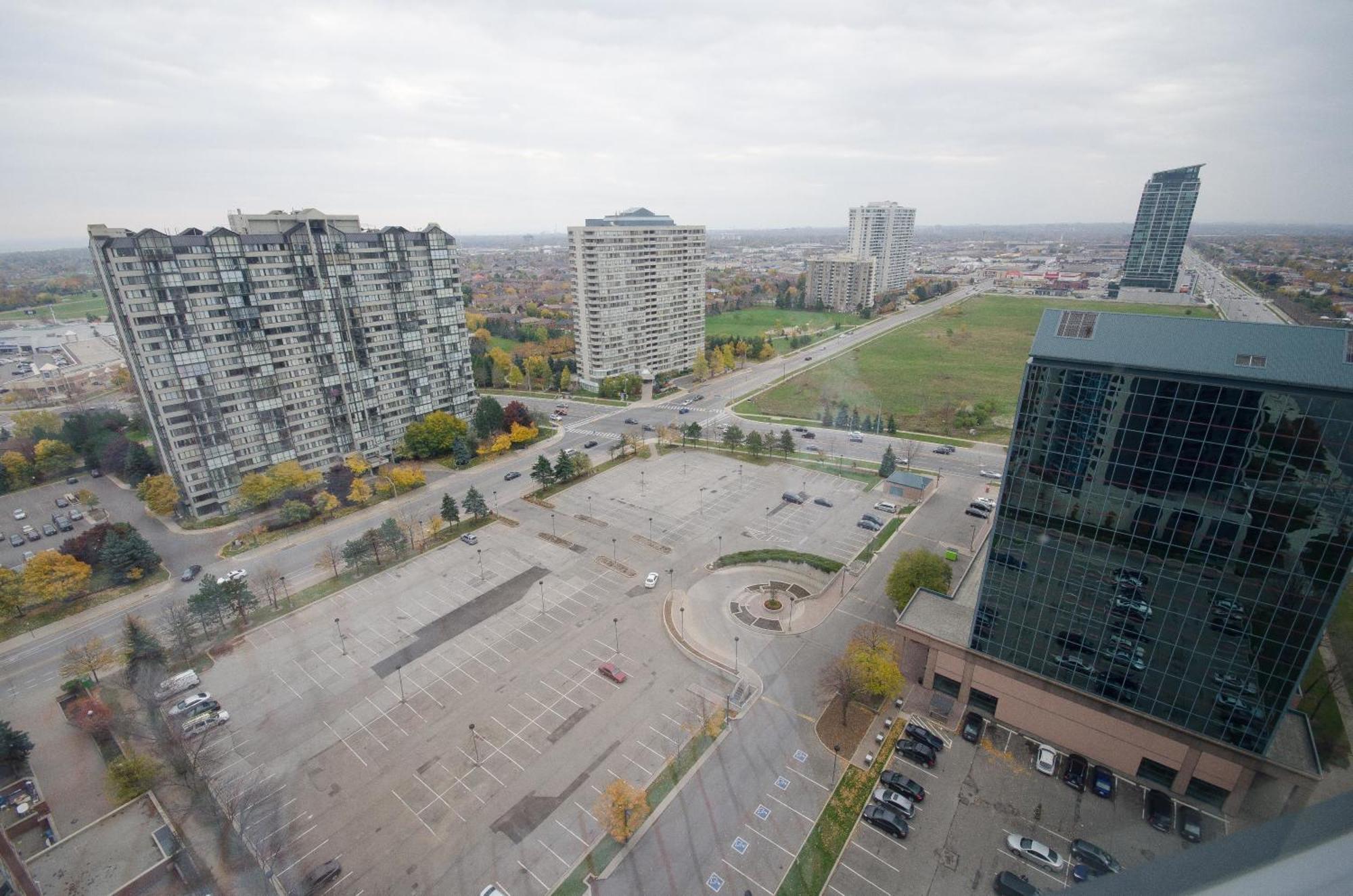 Royal Stays Furnished Apartments - Square One Місісаґа Номер фото