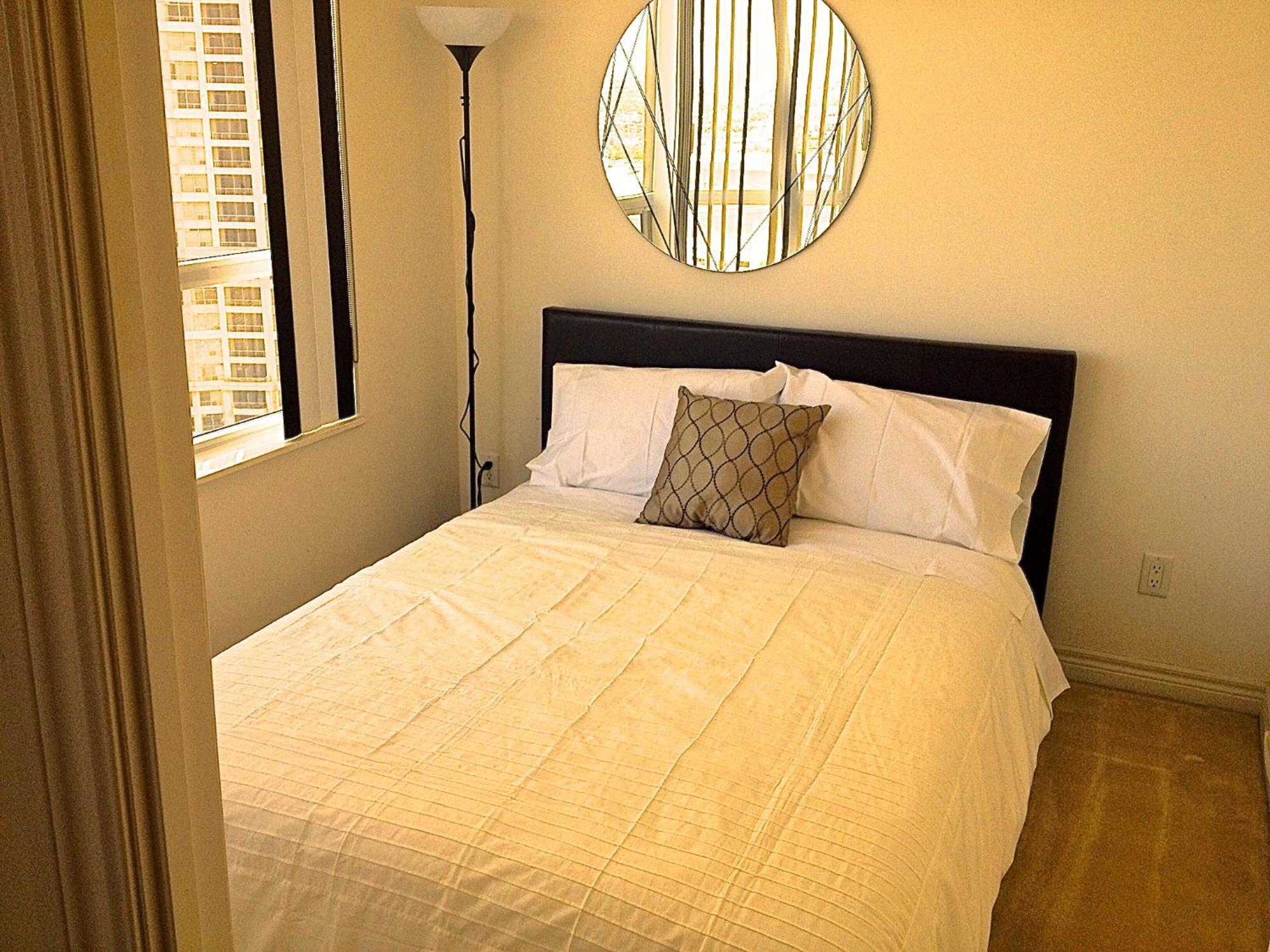 Royal Stays Furnished Apartments - Square One Місісаґа Номер фото