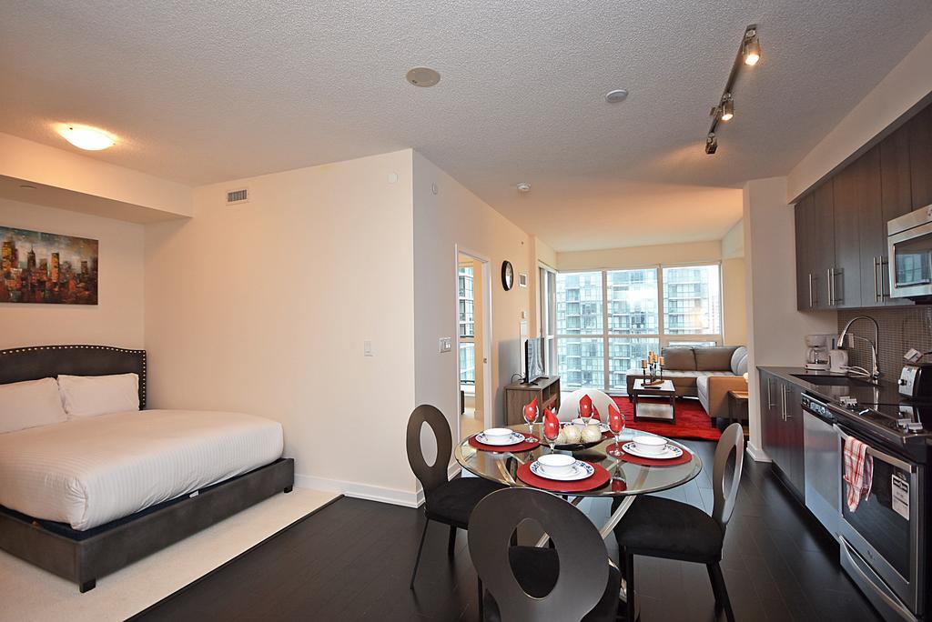 Royal Stays Furnished Apartments - Square One Місісаґа Екстер'єр фото