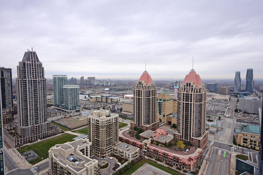 Royal Stays Furnished Apartments - Square One Місісаґа Екстер'єр фото