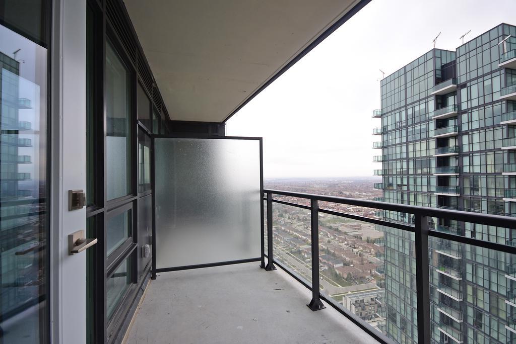 Royal Stays Furnished Apartments - Square One Місісаґа Екстер'єр фото
