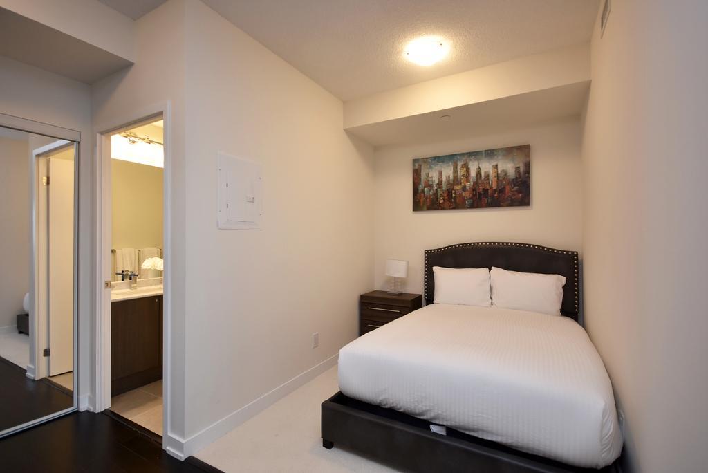 Royal Stays Furnished Apartments - Square One Місісаґа Екстер'єр фото