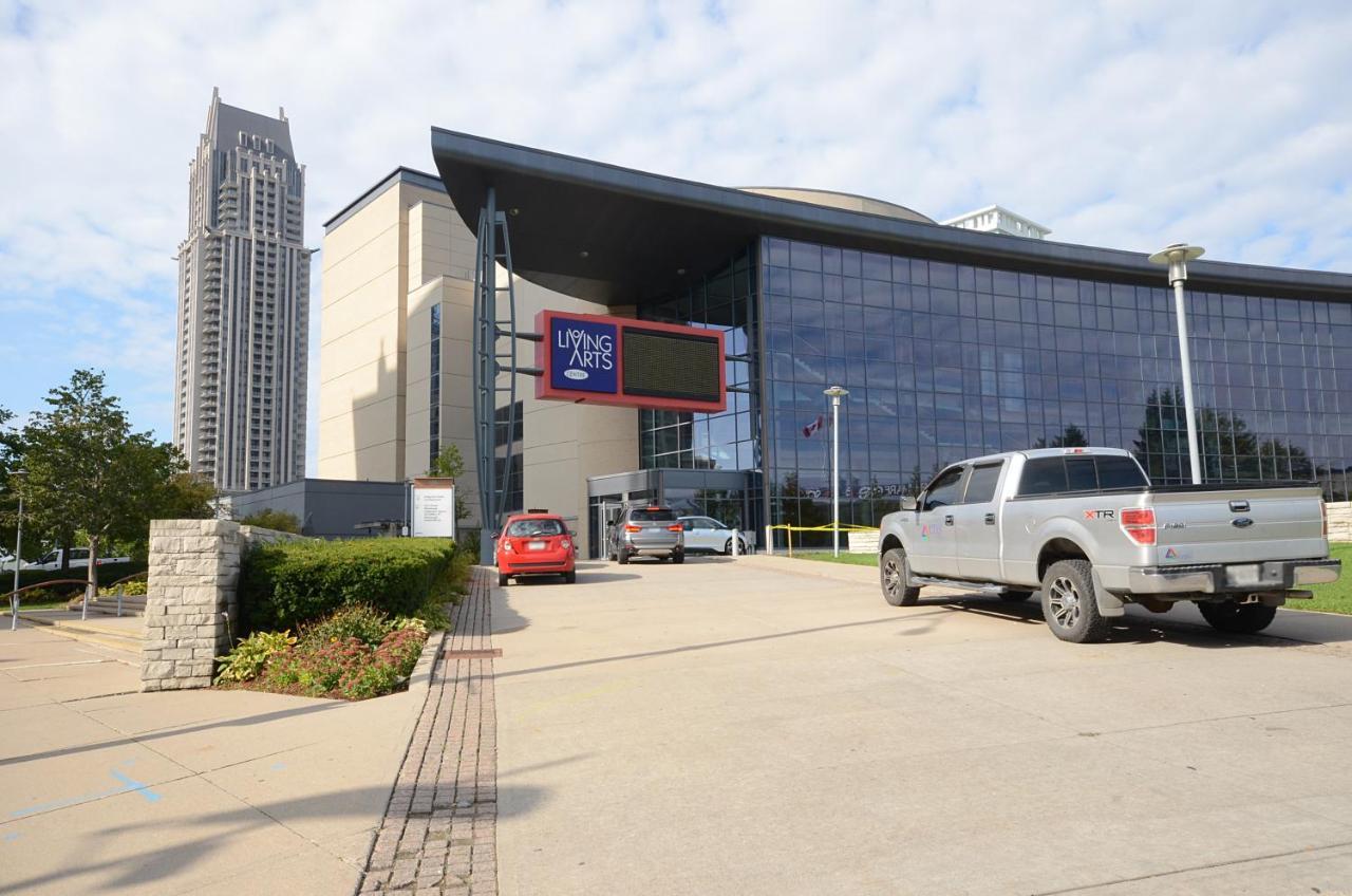 Royal Stays Furnished Apartments - Square One Місісаґа Екстер'єр фото