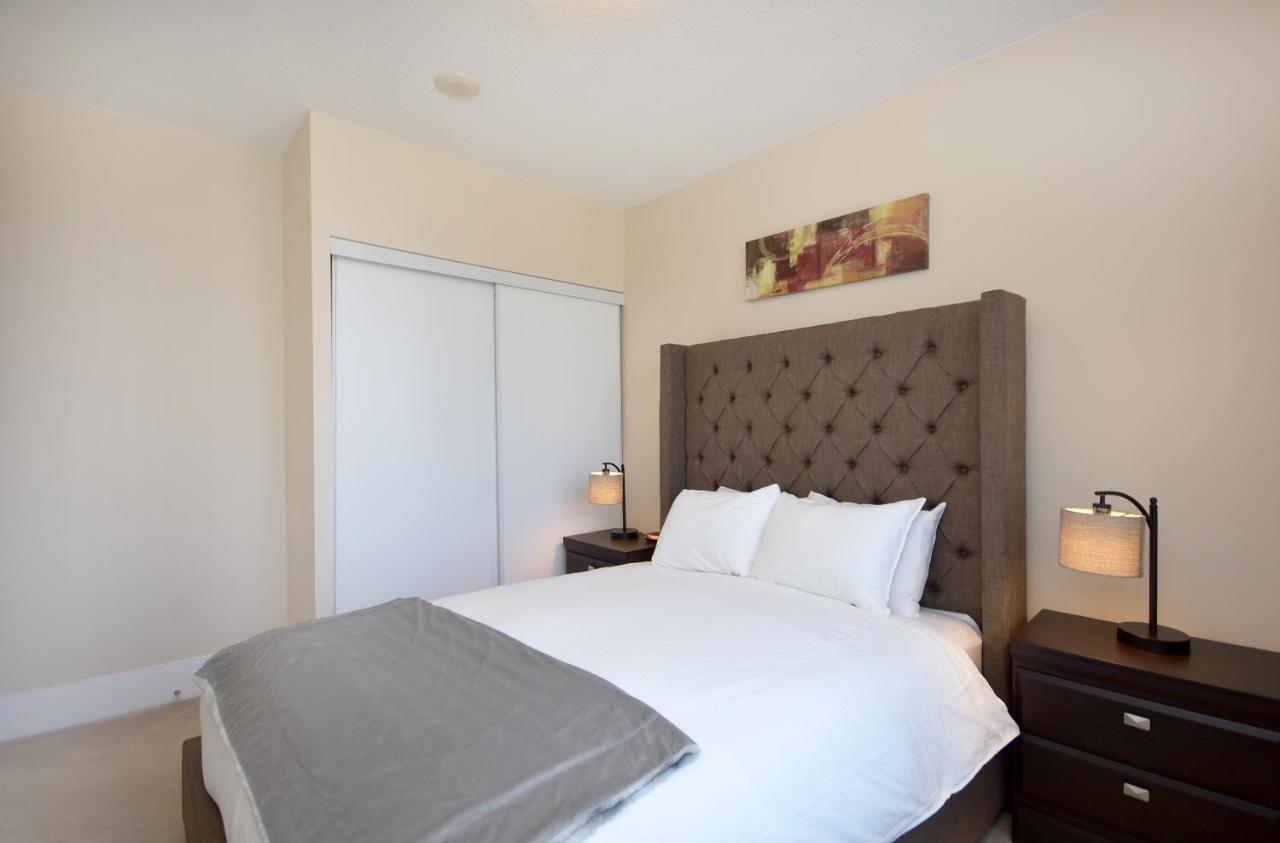 Royal Stays Furnished Apartments - Square One Місісаґа Екстер'єр фото